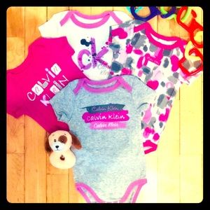 🎀 4 Calvin Klein onesie’s